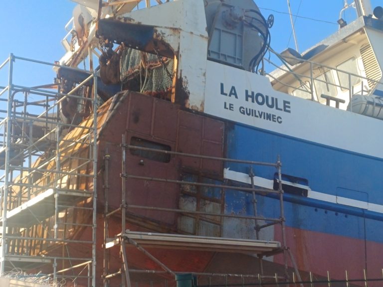 Changement de tole sur navire de peche Guilvinec Finistere - Chaudronnerie - Quimper Brest