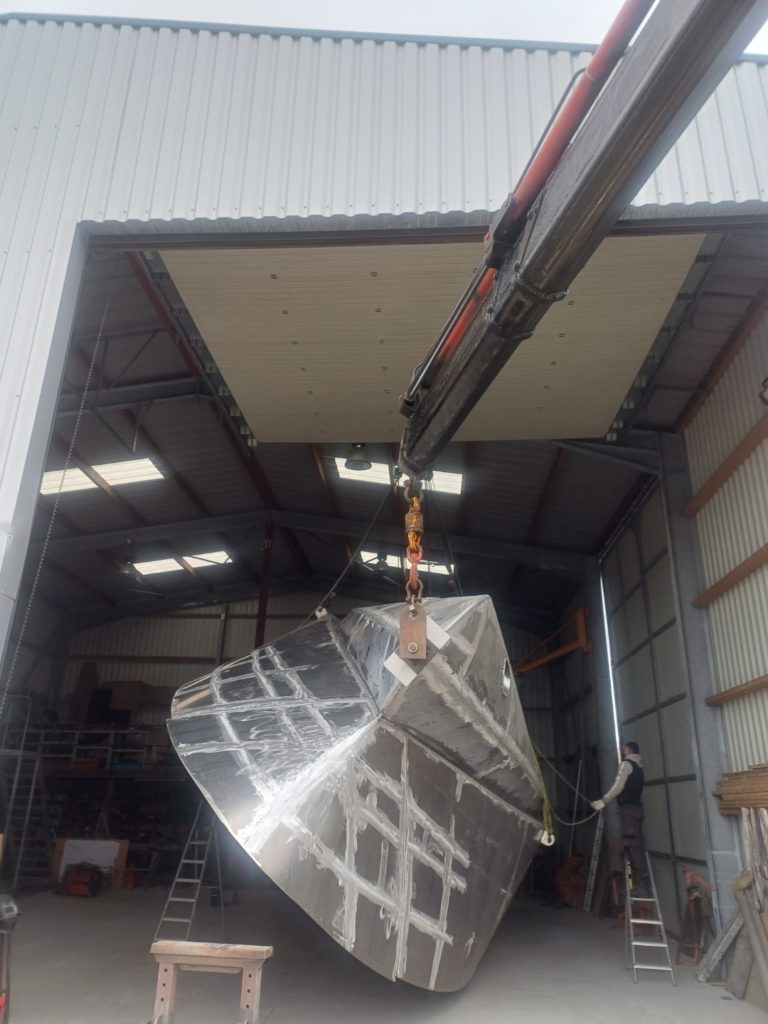 Retournement d'une coque aluminium chez Cap Caval Marine Treffiagat Finistère